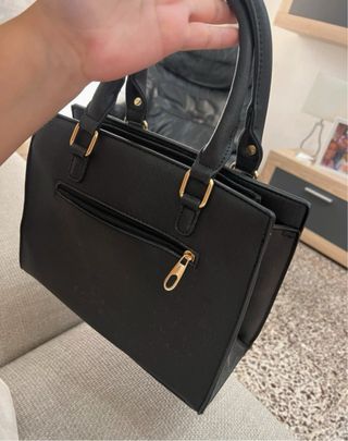 Bolso de mano negro con monedero