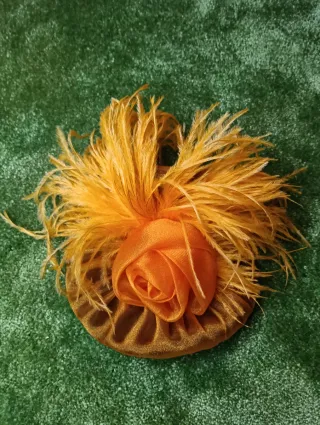 Tocado de fiesta con plumas y flor