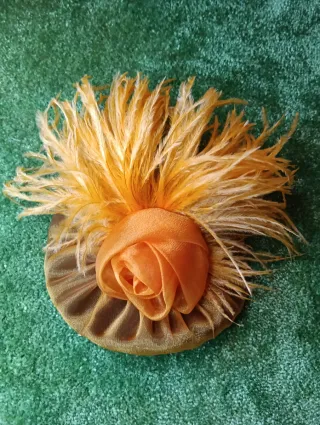 Tocado de fiesta con plumas y flor