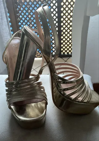 Zapatos de tacón dorados de plataforma