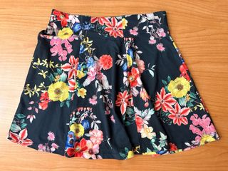Falda estampada flores negra multicolor