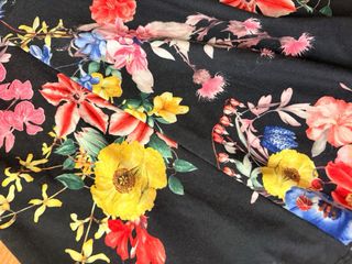 Falda estampada flores negra multicolor
