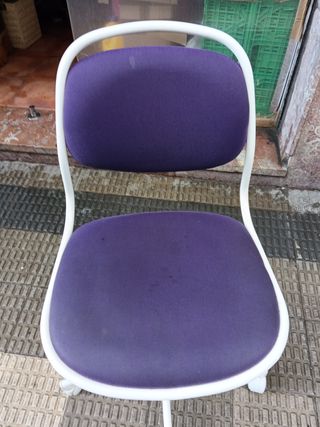 Silla de oficina morada y blanca