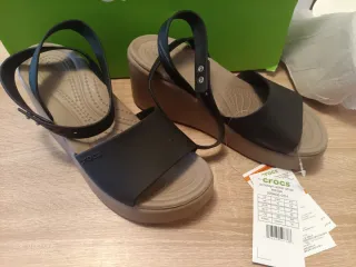 Sandalias Crocs cuña negras y beige