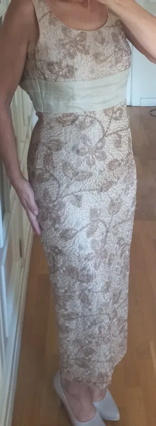 Vestido de fiesta beige