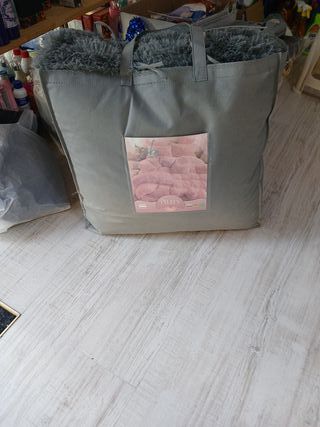 Trapunta matrimoniale rosa e bianca