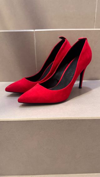 Zapatos de tacón rojos