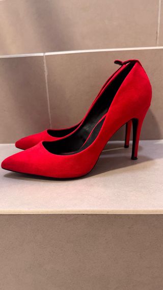 Zapatos de tacón rojos