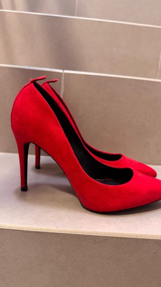 Zapatos de tacón rojos