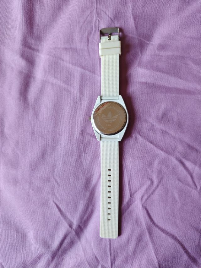 Reloj Adidas Blanco con Logo Negro