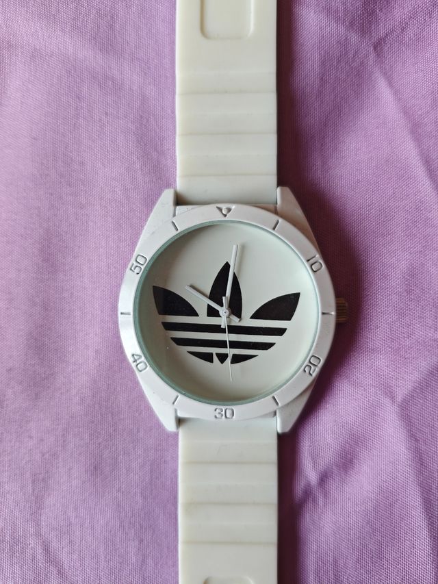 Reloj Adidas Blanco con Logo Negro