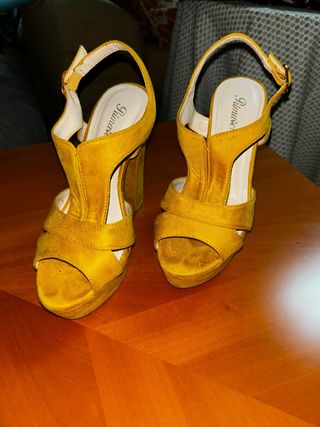 Zapatos de tacón amarillos