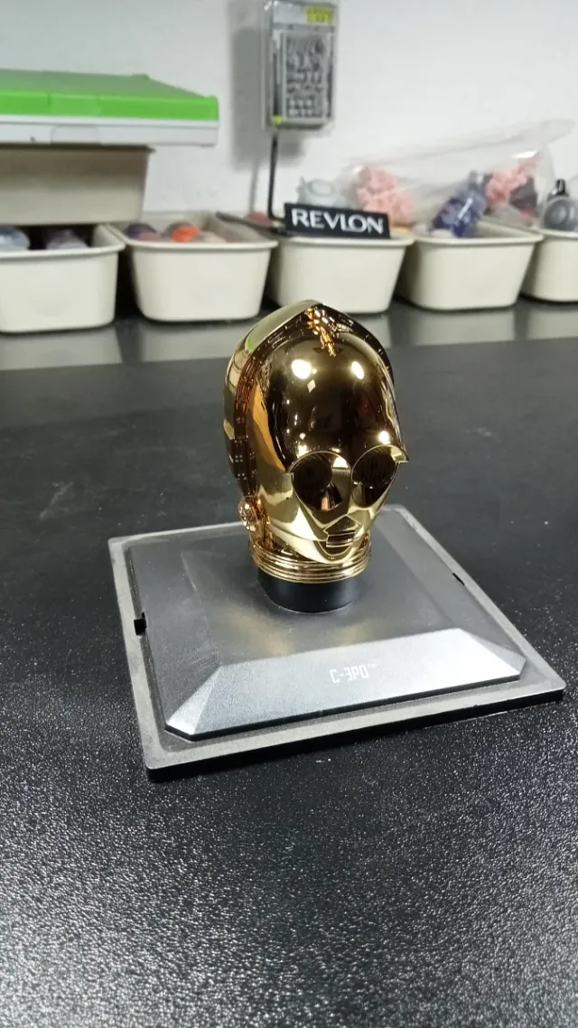 Casco C-3PO Star Wars con Vitrina