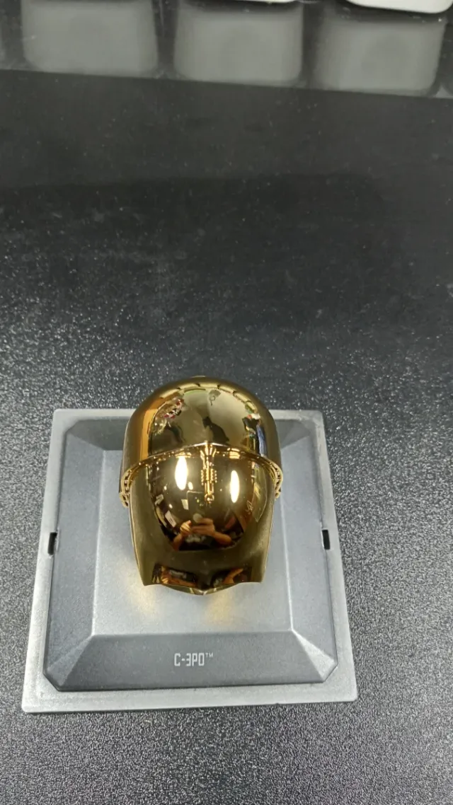 Casco C-3PO Star Wars con Vitrina