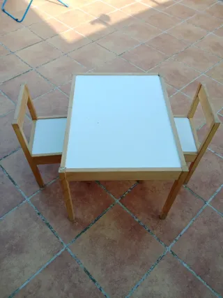 Mesa infantil madera y 2 sillas Ikea