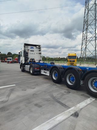 Renault T460+portacontenedor puerto barcelona 