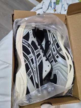 Zapatillas Asics Negras y Plateadas