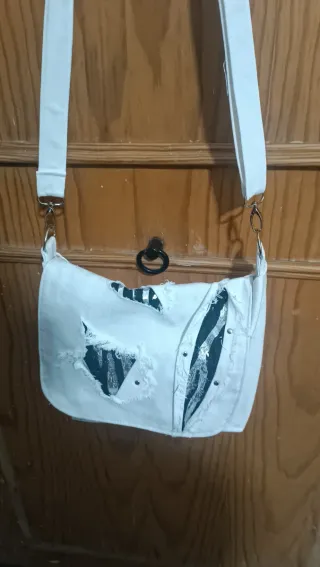 Bolso bandolera blanco y plata