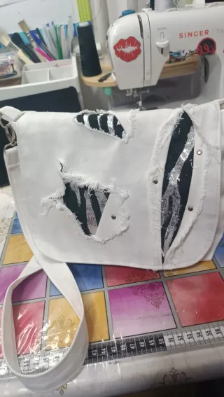 Bolso bandolera blanco y plata