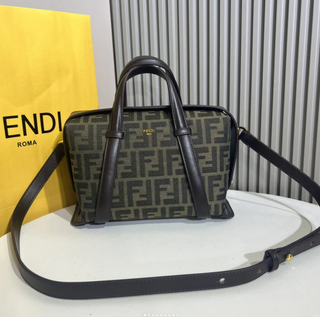 Borsa Fendi con l'iconica stampa FF