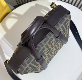 Borsa Fendi con l'iconica stampa FF