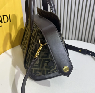 Borsa Fendi con l'iconica stampa FF