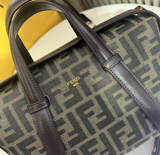 Borsa Fendi con l'iconica stampa FF