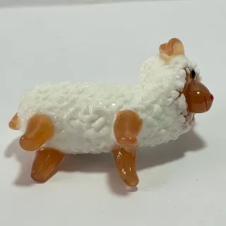 Piccola pecora in vetro bianco e arancio