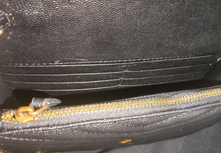 Bolso YSL sobre negro con cadena dorada