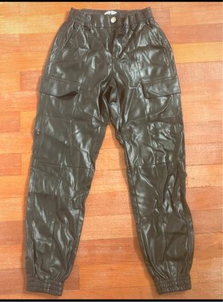 Pantalones cargo efecto piel negros