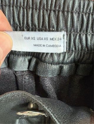 Pantalones cargo efecto piel negros