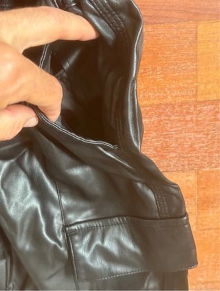 Pantalones cargo efecto piel negros