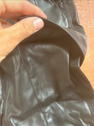Pantalones cargo efecto piel negros