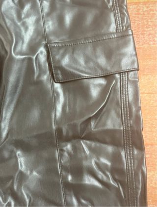 Pantalones cargo efecto piel negros