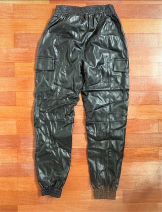 Pantalones cargo efecto piel negros