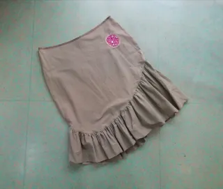 Falda caqui talla 40 con volantes