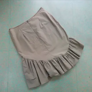 Falda caqui talla 40 con volantes