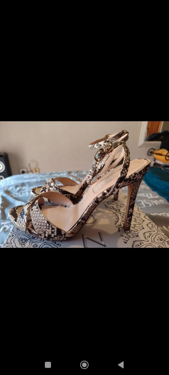 Zapatos piel serpiente beige y marrón