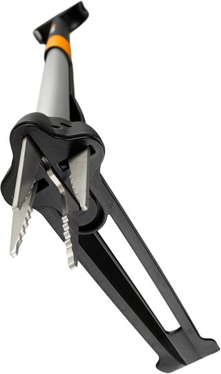 Extractor de malezas Fiskars telescópico