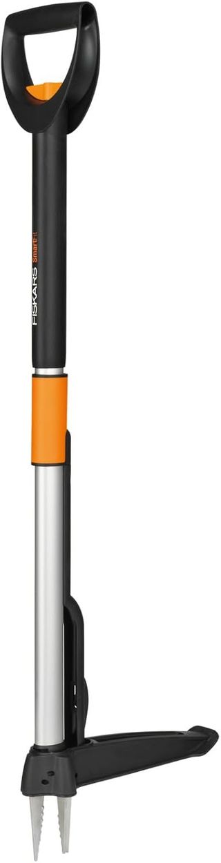 Extractor de malezas Fiskars telescópico