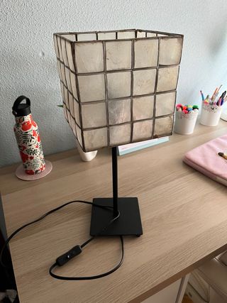 Lámpara de mesa cuadrada