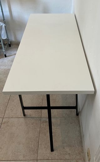 Escritorio blanco con caballetes