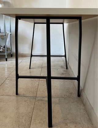 Escritorio blanco con caballetes