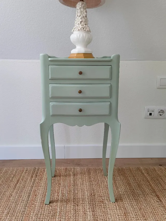 Mesita velador francés renovada verde menta