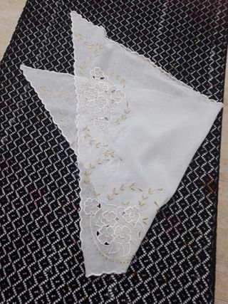 Manteleta y delantal fallera oro y blanco