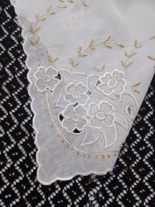 Manteleta y delantal fallera oro y blanco