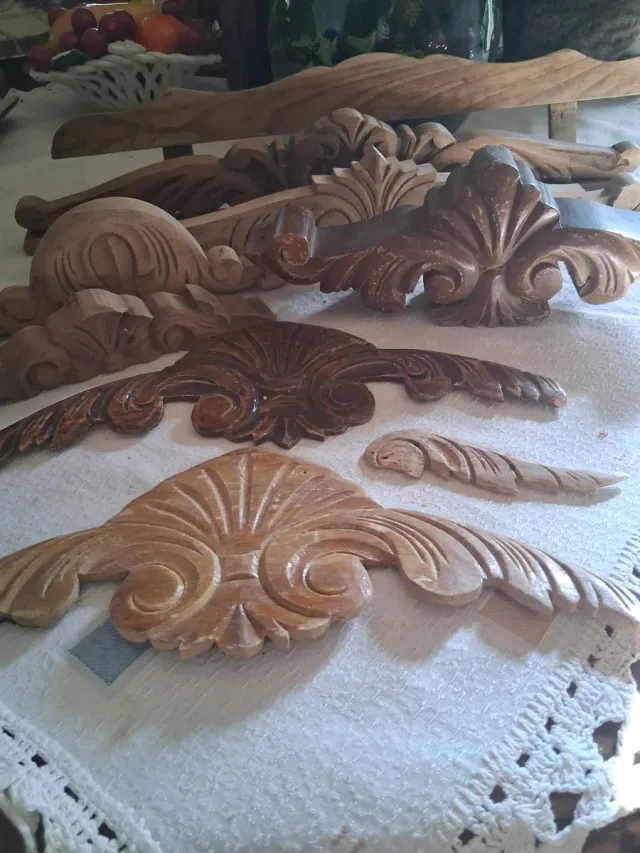 Accesorios madera decoración tallada copetes