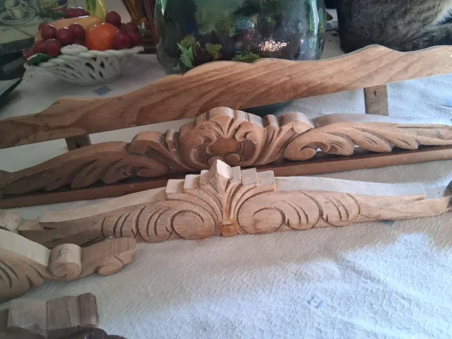 Accesorios madera decoración tallada copetes