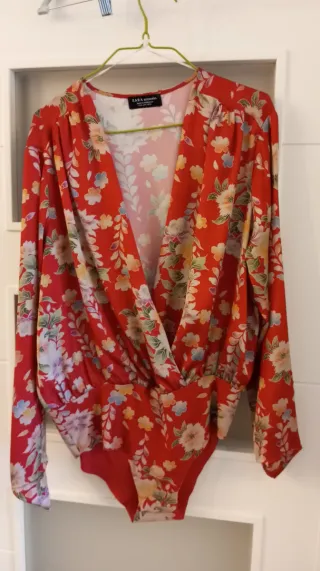 Blusa body Zara floral roja talla M
