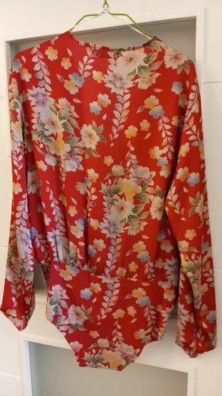 Blusa body Zara floral roja talla M